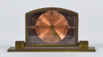 Pequeno e charmoso relógio de mesa de bronze, vidro e outros materiais, da antiga Fábrica tradicional alemã KIENZLE. Movido a corda. Não testado. Marcas de uso. No estado. Medidas: 8 x 14 x 4 cm.