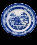 Antigo prato raso em porcelana chinesa com rica decoração azul e branco. Possui pequeno restauro na borda e dois fios de cabelo no verso próximo a borda. Med: 25 cm de diâmetro. No estado.