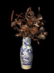 Fernando Luiz Lucchesi Cunha (Belo Horizonte MG 1955). "Flores", ramalhete de flores de metal adaptadas a vaso de porcelana oriental. Med.80 cm (medida da obra). 104 cm (medida com o vaso). Pequenas faltas. No estado.