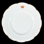 D. MARIA II  - Prato covo de louça; borda delimitada por filete dourado e apresentando a Coroa Real Portuguesa, em suas cores heráldicas; 24  cm de diâmetro. Portugal, séc. XIX.