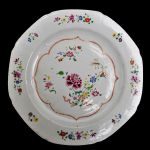 Prato em porcelana chinesa Cia das Índias `família rosa`, dinastia Qing, período Qianlong. Diam: 22,5 cm