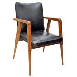 Cadeira anos 50 em madeira nobre com encosto e acento em couro. Meds: 83,0 cm x 58,0 cm x 64,0 cm 