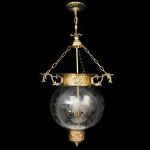 Lampião em vidro soprado com rico gravado de florão com coroa imperial sobre P II, guarnição em bronze e metal dourado eletrificado para 3 lâmpadas. Alt: 80,0 cm