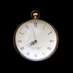 Relógio suíço bola em cristal e bronze, com mostrador em algarismos romanos, datado de 1882. Med.: 8 cm (diâmetro).