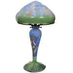 LA ROCHERE - Luminária em pasta de vidro acidada nas cores azul, verde e cinza. Decorada com elementos de vegetais, gatos e borboletas. Assinada no corpo e na cúpula. Alt: 47 cm.