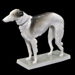 Escultura em porcelana alemã representando cão. Med: 22 x 26 cm. 
