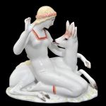 Grupo escultórico Art Decô em porcelana alemã ROSENTHAL, representando mulher com cervo. Assinado no fundo T. KARNEL. Med: 10 x 11 cm.