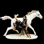 Grupo escultórico em porcelana alemã HUTSCHENREUTHER representando égua e seu filhote. Med.: 22 x 34 cm.