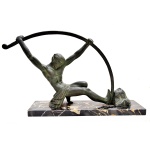 DEMETRE CHIPARUS - Escultura em Bronze representando homem com arco, pátina original e base em marmore rajado. Assinada. Meds: 25 x 43 x 10 cm.
