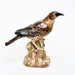  Pássaro em porcelana alemâ de Meissen pousado sobre tronco. Marcado no fundo em `cross swords`, século XIX. Altura: 19 cm
