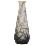 EMILE GALLÉ - Vaso em pasta de vidro acidada com dupla sobrecapa de ramos e folhas nas tonalidades marron, verde e violeta sobre fundo branco. Em perfeito estado. Altura: 38,5 cm.