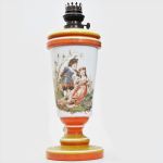Lampião à querosene adaptado para luz elétrica, em opalina francesa com pintura de casal de crianças no campo. Base e tampo na cor ocre e laranja. Alt.: 45 cm