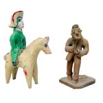 ARTE POPULAR - 2 esculturas em barro cozido, sendo : homem montado sobre mula e homem com garrafa de aguardente. Altura: 13,5 e 11,5 cm