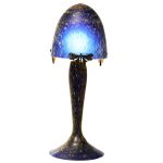 Grande luminária em vidro azul em formato de cogumelo, com inclusões de manchas multicoloridas ao gosto Schneider, com hastes / suporte em fina fundição de libélulas em bronze, cerca 1950/60. Altura: 59 cm.
