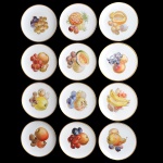 Conjunto de 12 pratos de sobremesa em fina porcelana alemã da Bavaria decorado ao centro com frutas diversas, sendo todas distintas. Diâmetro: 22 cm.