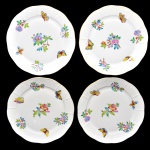 Cojunto de 4 pratos em porcelana húngara HEREND, rIcamente decorada com pintura de flores e borboletas. Diâmetro: 26 cm.