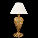 Abajur de em vidro de Murano "CORDONATO D´ORO", BAROVIER & TOSO, anos 50, "corpo balaustre com farta inclusão de folha de ouro. Altura: 58 cm( com cupula) ou 37 cm (só o corpo).