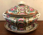 Imponente sopeira em porcelana oriental com presentois, decoração família verde, selo vermelho na base. Medindo: 34 cm x 28 cm x 28 cm. Apresenta bicado na parte interna da tampa.