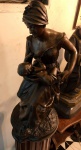 "Maternidade" Excepcional escultura de bronze francês, assinada, acompanha base. Medida total: 40x40cm e 1665cm de altura.