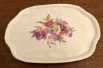 Bela bandeja de porcelana nacional, decoração floral. Med. 26x19cm