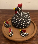 Arte Popular - Pequeno grupo escultórico representando galinha no ninho.