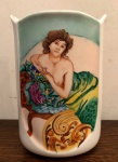 Belíssimo vaso de porcelana, pintado com semi nu artistico, feminino. Med. 21cm de altura, 15cm de largura.