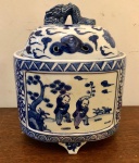 Belíssimo potiche / baú , de porcelana oriental, padrão azul e branco, ao gosto MACAU. (Apresenta restauro). Med. 22x16cm e 30cm de altura.