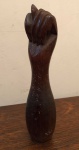 Escultura de madeira  entalhada, representando Figa. Med. 16cm de altura.