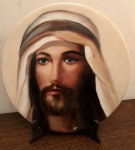Belíssima placa decorativa, de porcelana, pintada a mão. Retrato de Jesus Cristo. Med. 30cm de diâmetro.