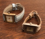 Dois relógios femininos, vendidos no estado.  Precisa de manutenção.