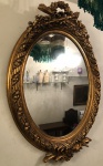 Excepcional espelho palaciano, de cristal bisotado, moldura de madeira nobre entalhada, pintado em folha de Ouro. Med. 160x110cm (Não pode ser enviado pelos Correios). Em excelente estado!