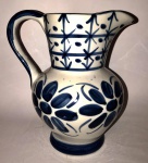 Belíssima jarra de cerâmica vitrificada, no estilo Português, azul e branco.  Med. aproximadamente 35cm de altura.