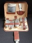 ANTIGO KIT MASCULINO DE VIAGEM - Elegante conjunto para toucador de viagem acondicionado em estojo original em couro com a chave,  em seus interior constando 7 peças, Circa 1920.