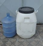 Dois recipientes para líquido um com a alça no estado, altura do maior 58cm, altura do menor 50cm.