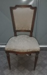 Antiga cadeira em madeira nobre com tecido adamascado. Mede 46x46cm com altura de 90cm