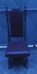 Espetacular Cadeira em estilo colonial em madeira nobre com  Assento e encosto em couro marrom almofadada. Med.: 1,09cm alt X 45cm larg X 49cm prof