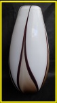 Vaso estilo art deco, em vidro murano branco decorado c/ nuance marrons e preta. Med: 34 cm.