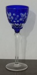 CRISTAL - Taça em cristal colorido padrão Azul lapidação em flores e círculos, base com caneluras em gotas - Pé Alto sobre base esférica . Alt. 22cm
