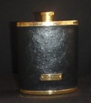 Garrafa de bolso da Victor Hugo  para bebida, produzida em aço dourado, pequena morsa, e acoplada em estojo de couro, altura 15cm, meados do séc.XX