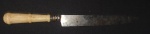 Pequeno Punhal em aço com cabo trabalhado em resina branca. Sem marca do fabricante. Comp. 17cm