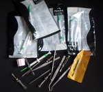 EQUIPAMENTO ODONTOLÓGICO - Lote com 18 instrumentos odontológico em aço inoxidável.