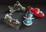 Lote com 4 motocicletas antigas de brinquedo elaborada com material diversos. comprimento: 16cm / 16cm / 19cm e 19,5cm