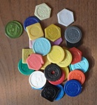 Colecionismo - Lote com 30 fichas antigas de coletivo com diversas cores e formatos.