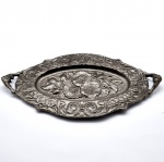 Mini Bandeja em Alumínio Pintado em Bronze Antigo. Cinzelado de Flores e Arabescos por todo o Corpo. Pegas Laterais. Medida: 28 x 15 cm.