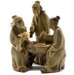 Mini Escultura em Resina na Figura de Homens de Negócio Chineses. Medida: 7 x 5,5 x 6 cm.
