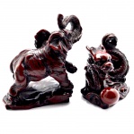 2 (Duas) Mini Esculturas Chinesas em Resina Moldadas nas Figuras de Elefante e Dragão. Tom Rouge de Fer, típico destas peças. Medida: 8 x 5 x 4 cm.