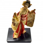 Mini Escultura Chinesa com Vestes Típicas Festivas. Base em Madeira. Medida: 17 x 10 x 8 cm.
