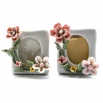 2 (Dois) Mini Porta Retratos Chineses em Porcelana Branca. No Entorno flores e Galhos em relevo. Tipo Biscuit. Medida: 4,5 X 6,5 X 6 cm.