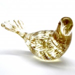 Pássaro em Vidro Murano Translúcido com Pontilhados Dourados e Prateados na Parte Interna do Corpo. Medida: 6,5 X 12 X 5 cm.