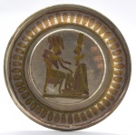 Prato Decorativo Egípcio em Latão Ouro e Cobre com Figuras Tipicas da região Rico Cinzelado. Medida: 17 cm.
